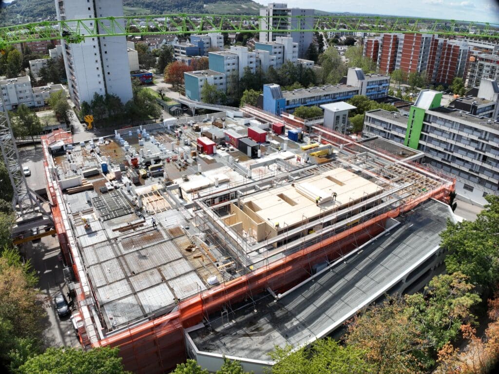 Baufortschritt 17.09.2026 auf dem Markt Carré, der Bezirk Weingarten im Hintergrund
